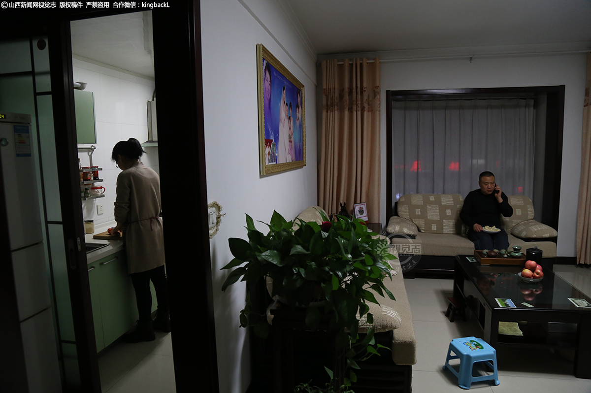 晋城夫妻自费40万开办“爱心素食馆”｜No.492     晚饭后，王晋桃收拾家务，申云岗打电话联系有关公益的事情。