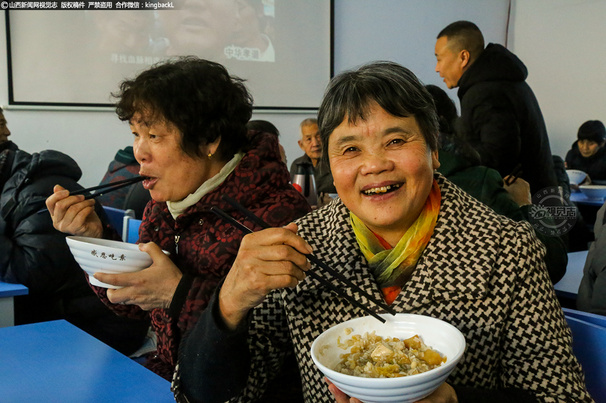 晋城夫妻自费40万开办“爱心素食馆”｜No.492     一位在餐馆里享用免费午餐的阿姨，脸上露出了幸福的笑容。尽管就餐时间里人很多，但这里就餐秩序井井有条，取餐具、取菜、取饭，每个人都按部就班地领取午餐。