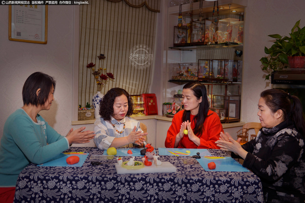      随着技艺的日益精湛，赵翠莲的仕女面塑被越来越多的人所共知，并纷纷上门求艺。赵翠莲在传授面塑技艺的制作方法。