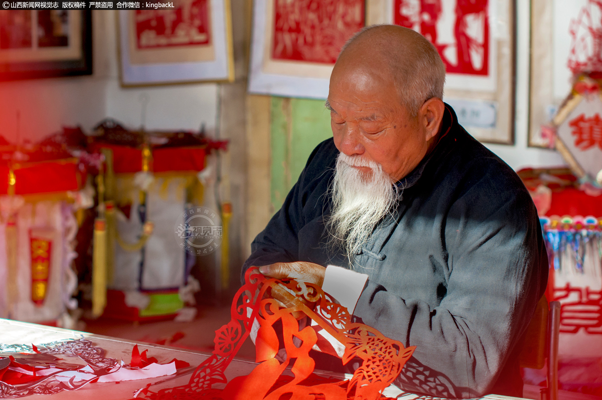      剪纸是用剪刀或刻刀在纸上剪刻花纹，用于装点生活或配合其他民俗活动的一种民间艺术。作为一种镂空艺术，它能给人以视觉上的透空感觉和艺术享受。