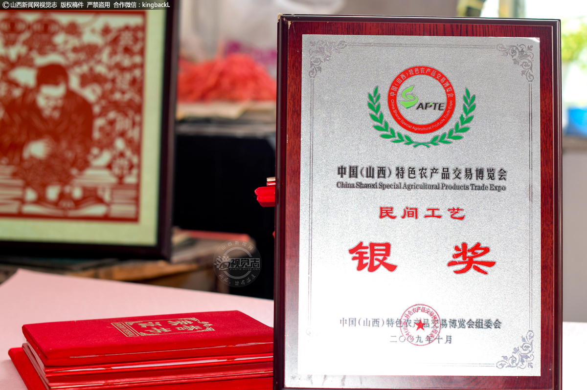      这些都是王森玉老人的获奖证书。