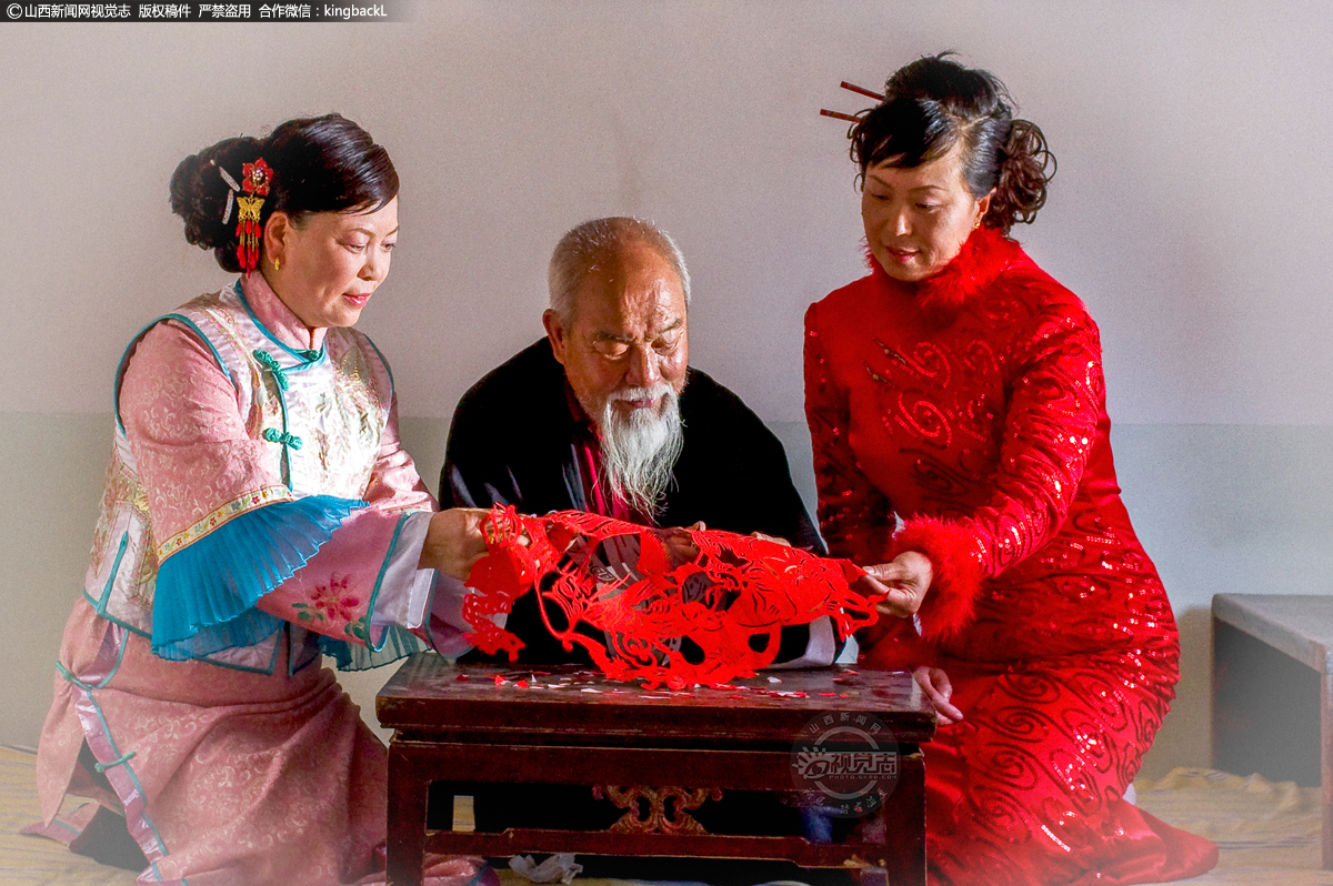      为让民间剪纸这门艺术进一步发扬光大，老人在古村落认真教乡亲们剪纸工艺。