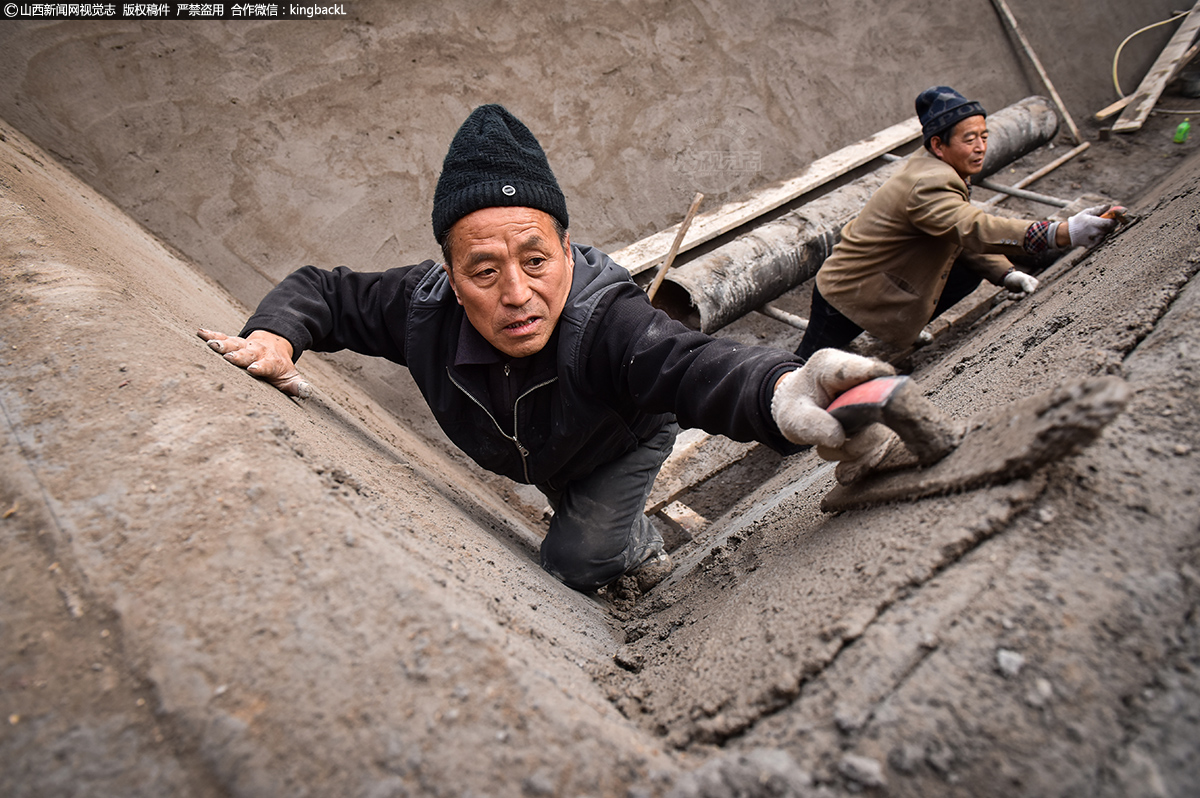 孝义司马地秧歌八代传承 司马少年一路前行续写追梦情怀     年过花甲的老艺人吴振礼，平时当泥瓦匠养家糊口，听到村里复建秧歌队的消息后，毅然辞工回家，当起了秧歌队的鼓子老师。