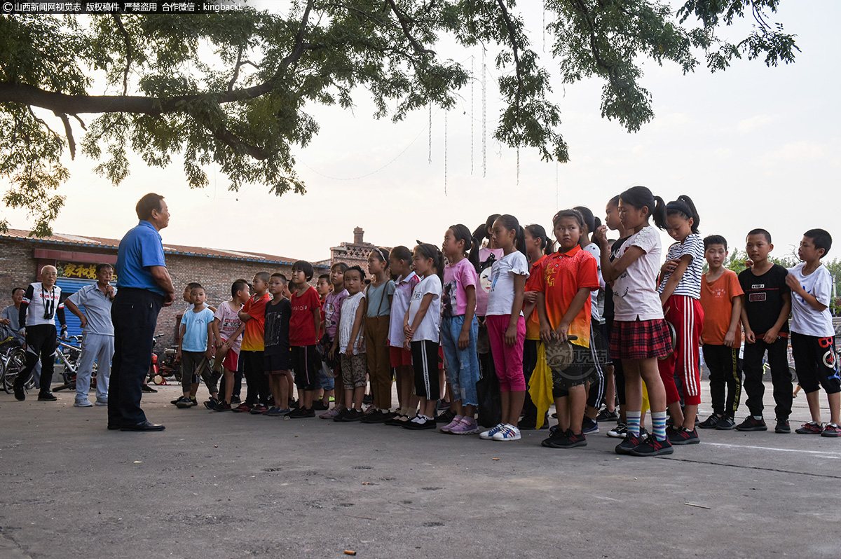 孝义司马地秧歌八代传承 司马少年一路前行续写追梦情怀     2018年，当地已经退休多年的老领导吴汉国听闻司马秧歌队的遭遇后，几经打探，找到了同为第七代传人的吴家兄弟沟通，不久，从孩子们开始着手培养起来。