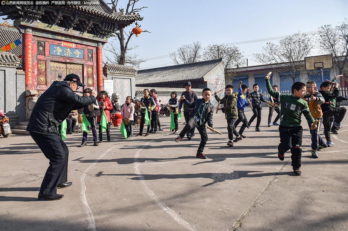 孝义司马地秧歌八代传承 司马少年一路前行续写追梦情怀     在两位老师傅的教导下，孩子们开始了地秧歌的训练。