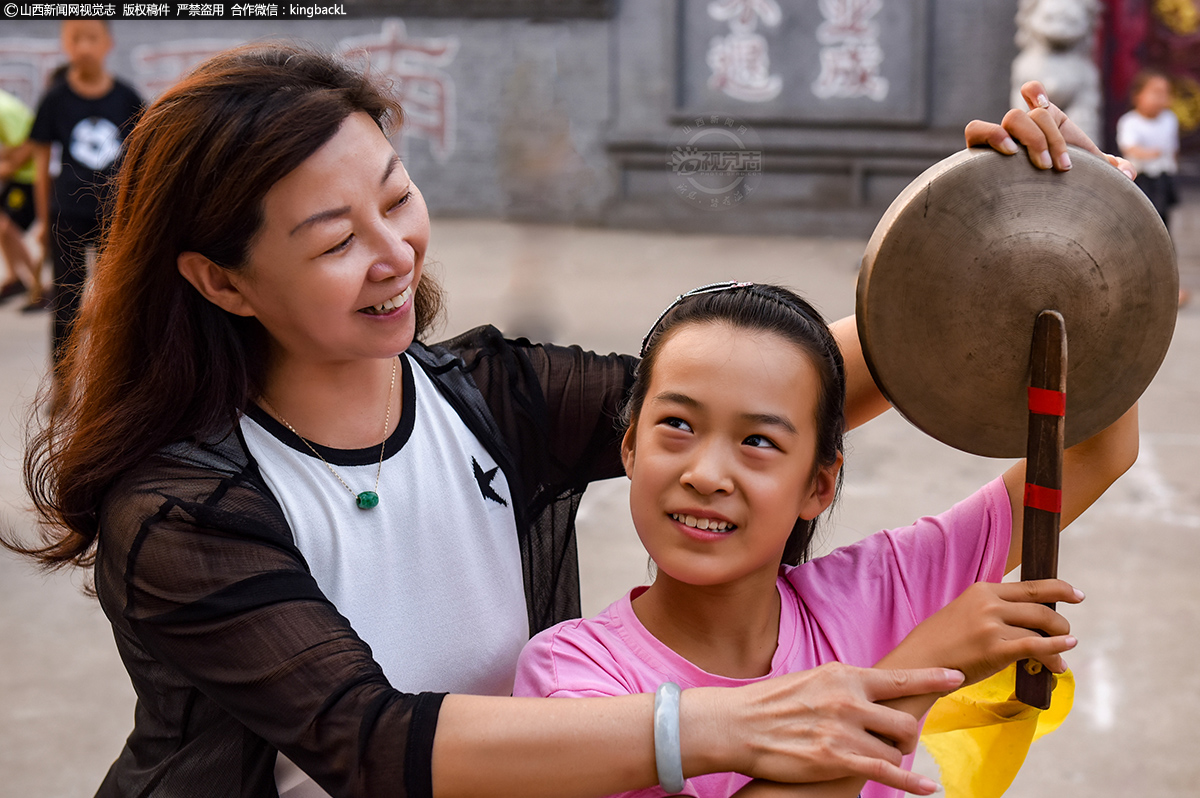 孝义司马地秧歌八代传承 司马少年一路前行续写追梦情怀     复排司马地秧歌得到了当地街道党工委、办事处与司马村委的支持，市文化馆派来了吴瑞青老师进村指导，传授孩子们小锣表演技巧 。
