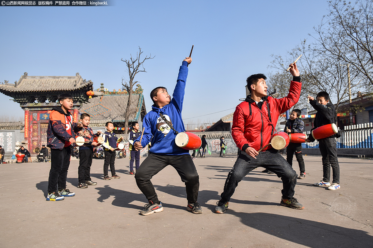 孝义司马地秧歌八代传承 司马少年一路前行续写追梦情怀     大鼓手马友林老人把孙子马凯淇送到了秧歌队开始训练，与第八代传人张晋宇一起练习，一招一式像模像样。