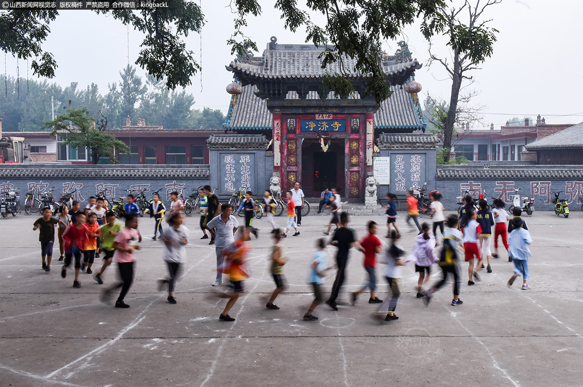 孝义司马地秧歌八代传承 司马少年一路前行续写追梦情怀     在暑期训练中，每天早上六点，孩子们就来到戏台前开始晨跑训练。