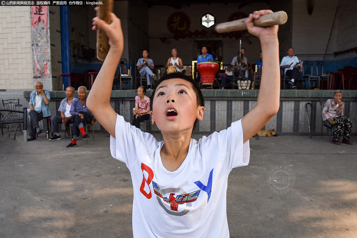 孝义司马地秧歌八代传承 司马少年一路前行续写追梦情怀     三伏天，董师傅怕孩子们中暑，每天都准备几暖壶开水，只见他们训练过后，孩子们都已大汗淋漓。