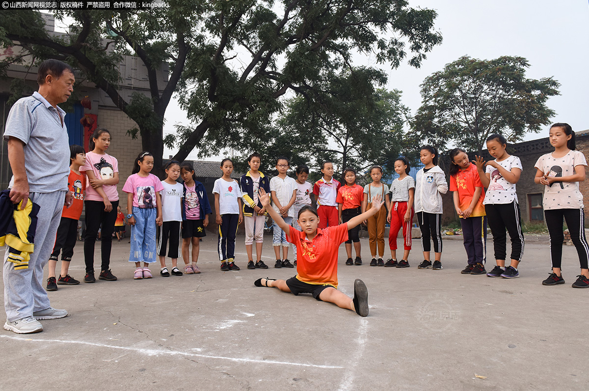 孝义司马地秧歌八代传承 司马少年一路前行续写追梦情怀     劈叉下蹲踢腿一次又一次，据吴振礼老师说，四五十个孩子基本都为此流过泪。
