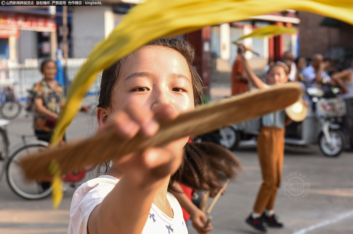 孝义司马地秧歌八代传承 司马少年一路前行续写追梦情怀     夏天酷热，表演小锣的姑娘满脸通红，一遍一遍的坚持着。