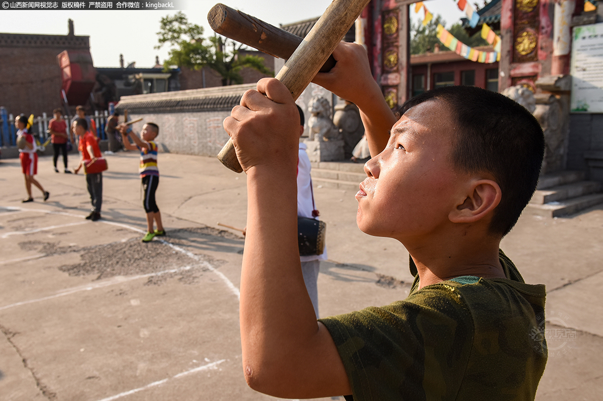 孝义司马地秧歌八代传承 司马少年一路前行续写追梦情怀     花棒男孩满脸汗水咬牙坚持着。