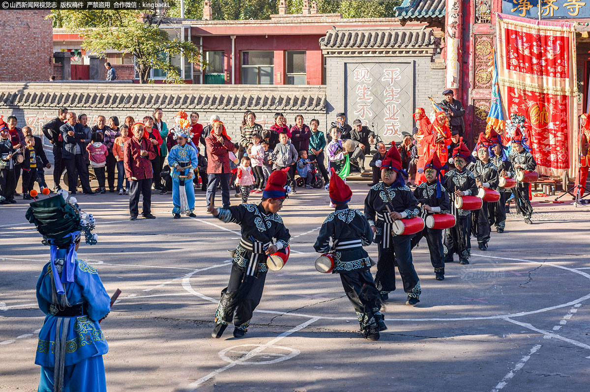 孝义司马地秧歌八代传承 司马少年一路前行续写追梦情怀     孩子们首场演出引来十里八乡的人们驻足观望，不时博得阵阵掌声喝彩声。