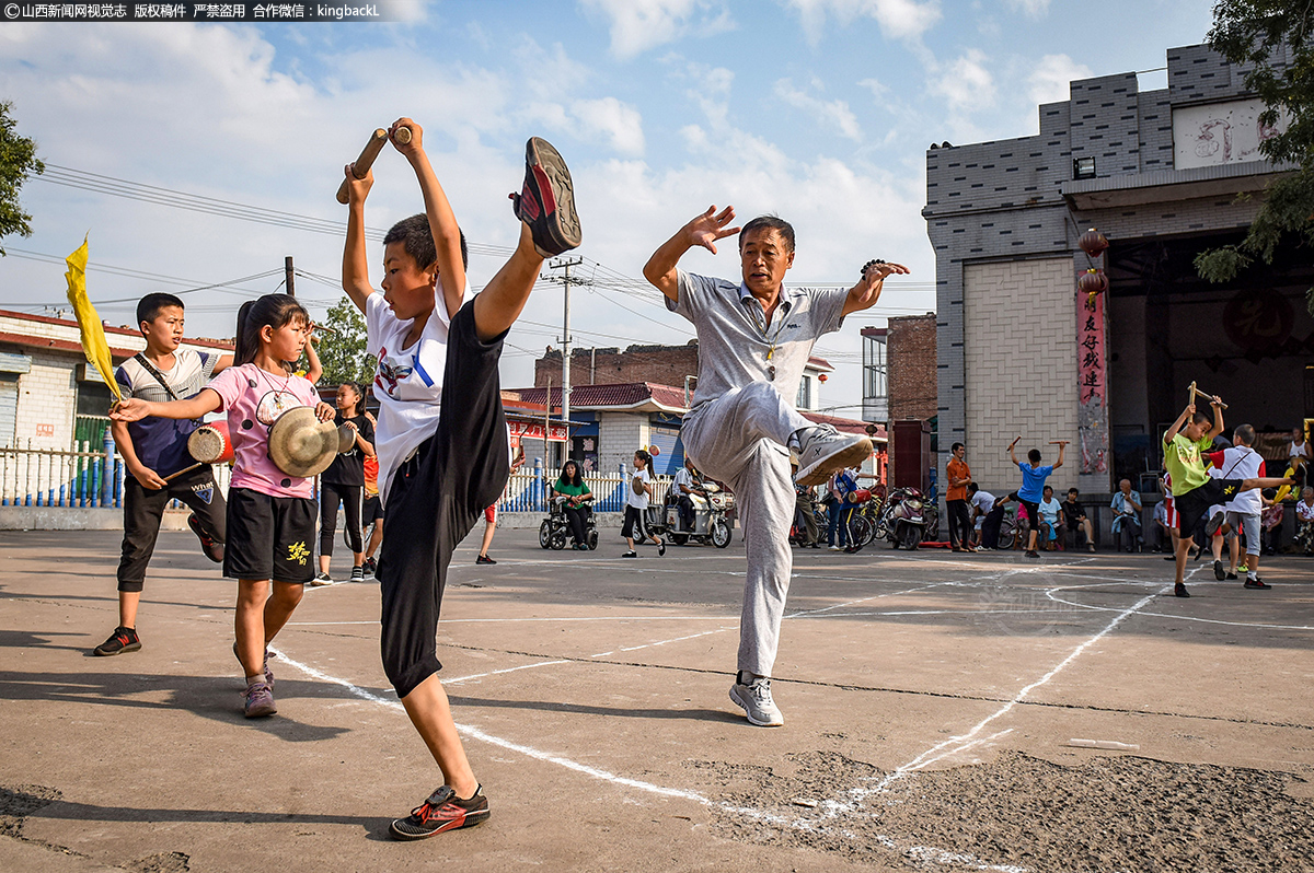 孝义司马地秧歌八代传承 司马少年一路前行续写追梦情怀     在老师傅的带领下，孩子们技艺日渐成熟。