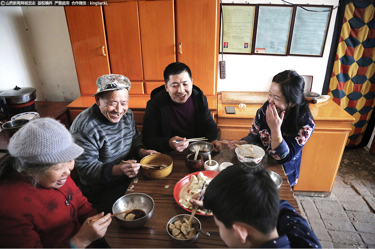 镜头记录脱贫农村面貌新｜No.498     一家人吃团圆饭。