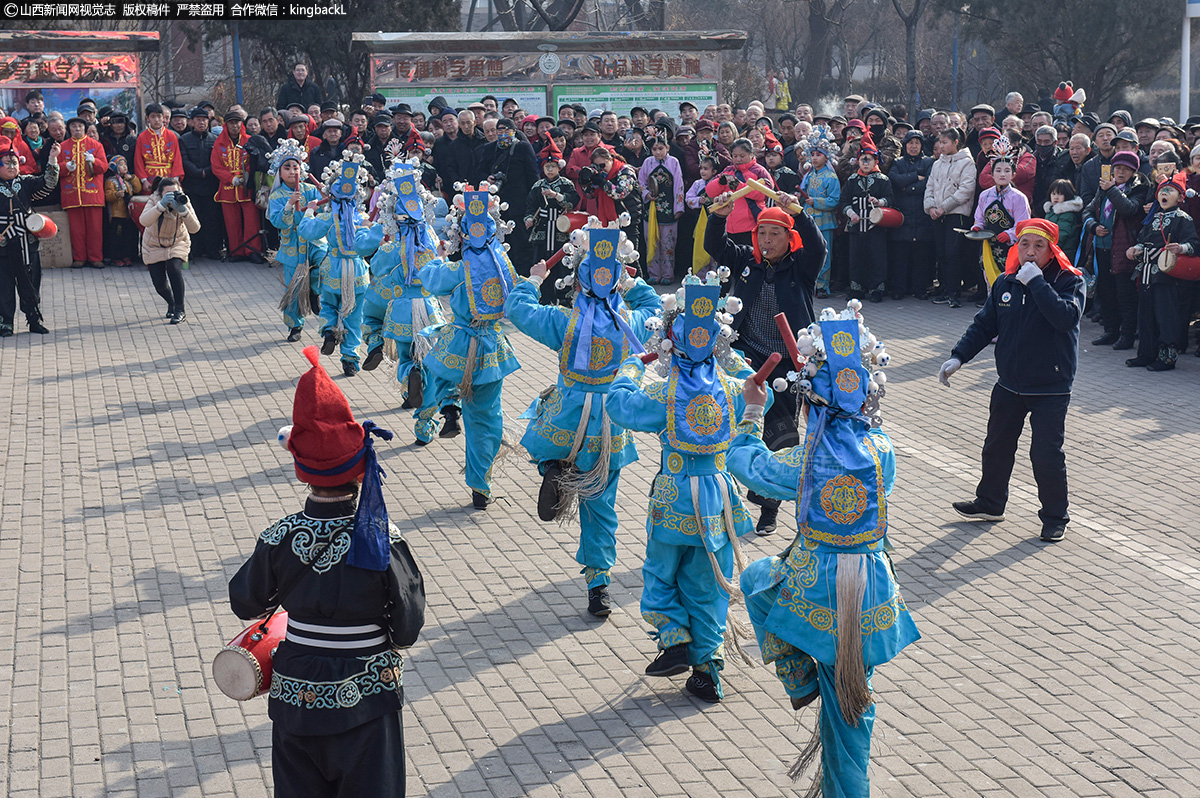 孝义司马地秧歌八代传承 司马少年一路前行续写追梦情怀     2月20日，秧歌队在孝义崇义园进行演出，赢得不停的喝彩声。