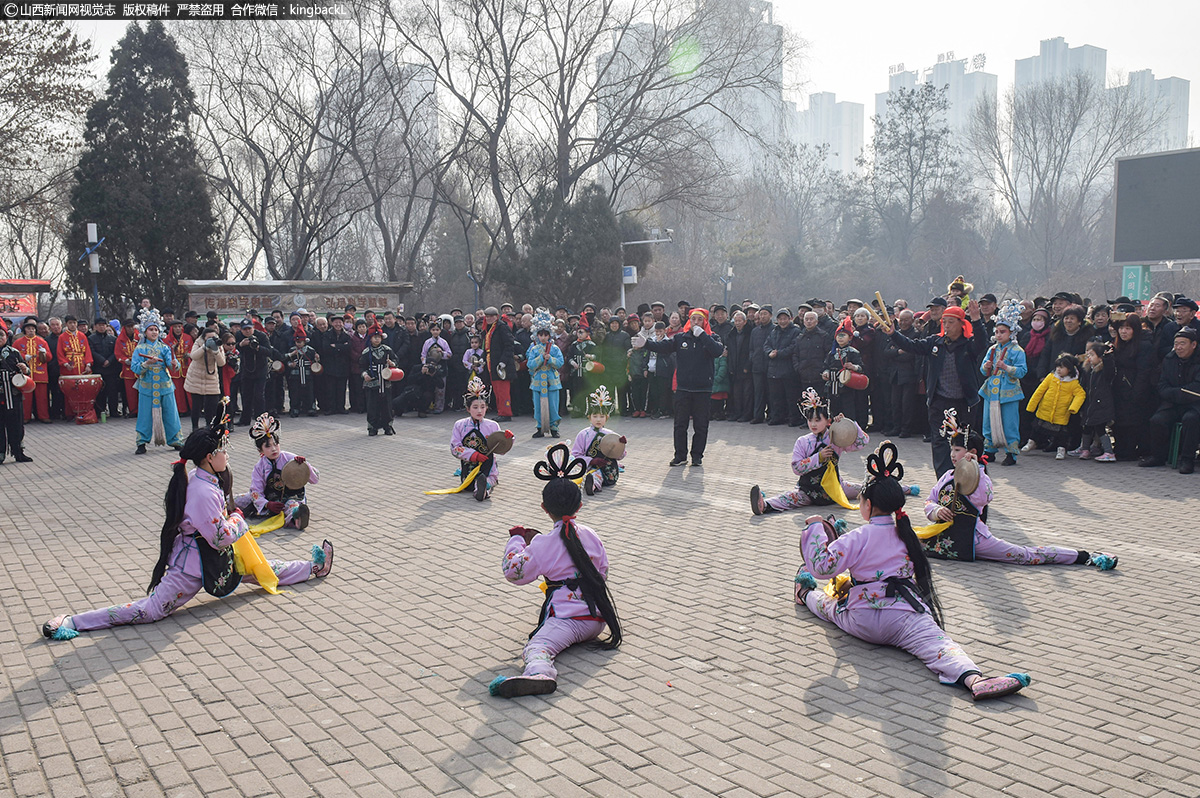 孝义司马地秧歌八代传承 司马少年一路前行续写追梦情怀     又是一年春来早，2019年新春佳节，司马村里敲起了铿锵的锣声，跟着震天的鼓声，司马少年一路前行，续写着司马村秧歌队八代人的追梦情怀。