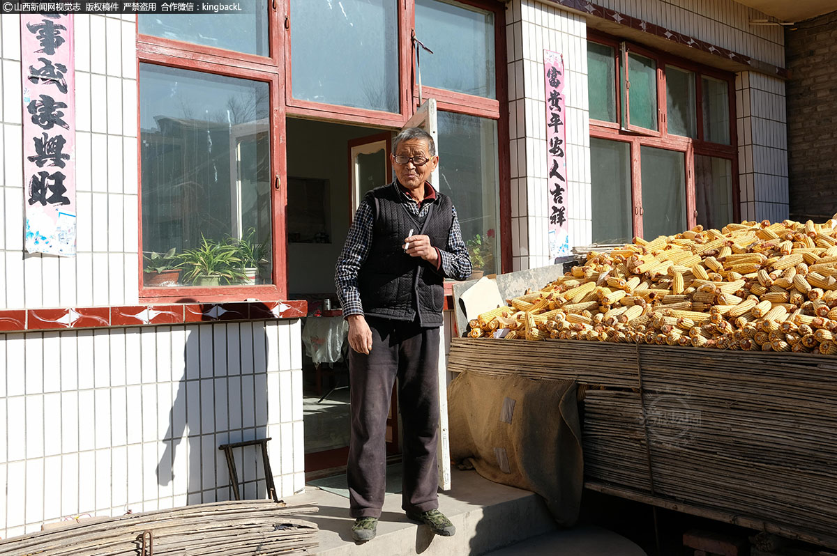      窗花是古老的传统民间艺术之一。它历史悠久，风格独特，已有上千年的历史，每年春节家家都要扫房子，糊窗户，贴窗花。在崞阳古城，至今依然有画窗花的手艺人，他叫刘瑞光，今年68岁，从十三岁开始就跟着父亲学画窗花已经55个年头了，他的父亲以画炕围和窗花为生。他说画窗花其实很简单，主要以红黄绿为主，当时一张卖二分钱，销量很好。现在家家户户都住上楼房，村里人也都换成玻璃窗户，销量很不好，一张一元钱（上面两个花）也卖不了，他点了支烟，沉默一会儿，说：“可能要在我这失传了，因为没有人传承这门不赚钱的手艺。”（■山西新闻网特约摄影师：聂建伟）