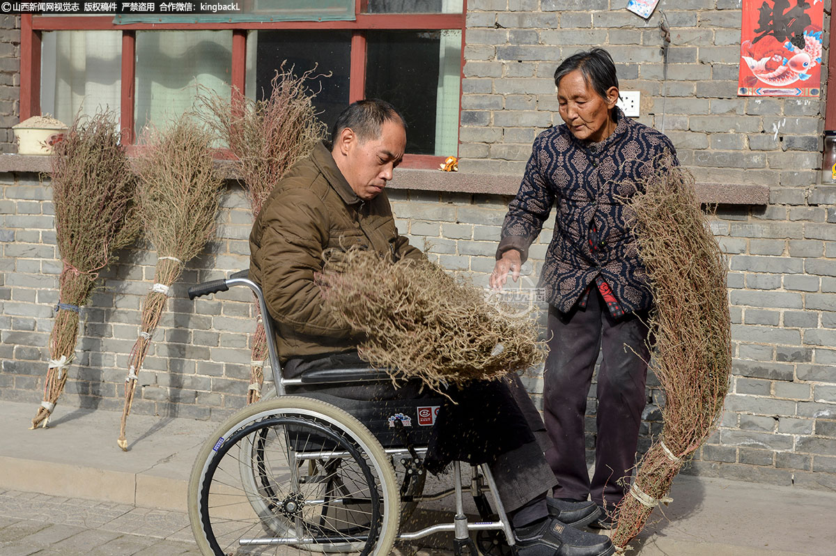 八旬老母孤身照顾残儿25年     保安说：像这种扫把，在村里已经很少用了，自己做几把自己用，能节约一点就节约点吧。