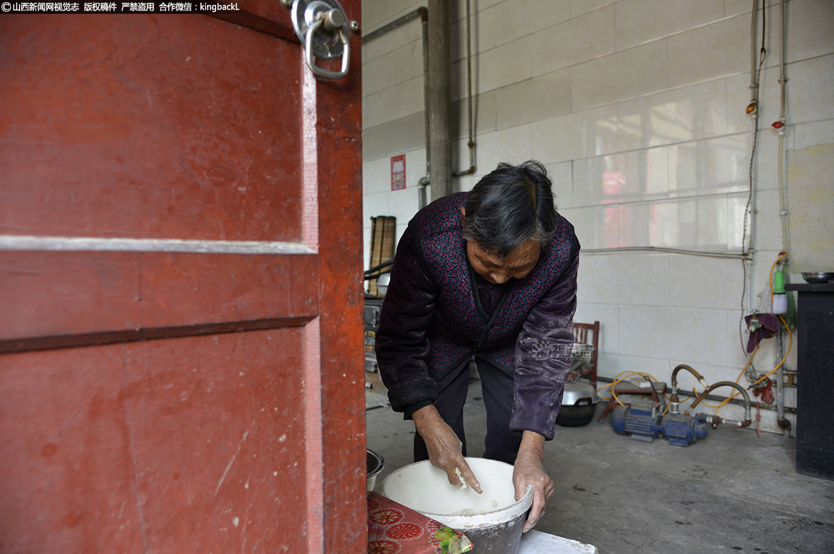 八旬老母孤身照顾残儿25年     临近午饭时间了，害怕儿子饿着，老母亲一刻都不敢停就开始做午饭。