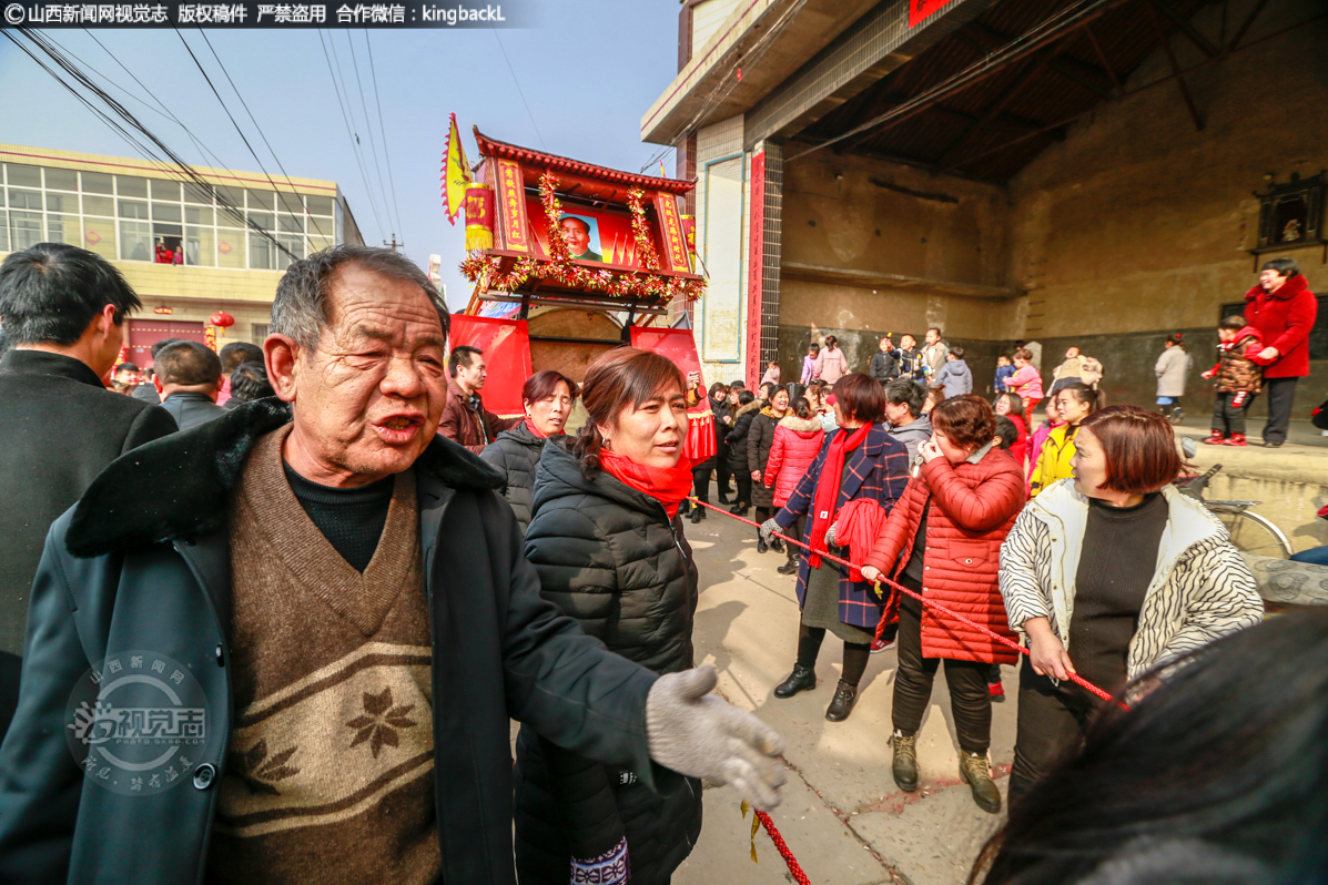      山西省运城市西里村的人拉鼓车是后稷传统民俗活动，至今已有500多年的悠久历史。每年时至正月十五、清明两节，东、西、南、中巷各出一辆鼓车沿街比赛，为村里增添了浓浓的年味，成为团结合作、拼搏向上的一种赛事，彰显了劳动人民欢欣鼓舞的心情和锐意进取的豪迈气概。（■山西新闻网特约摄影师：杨德新）