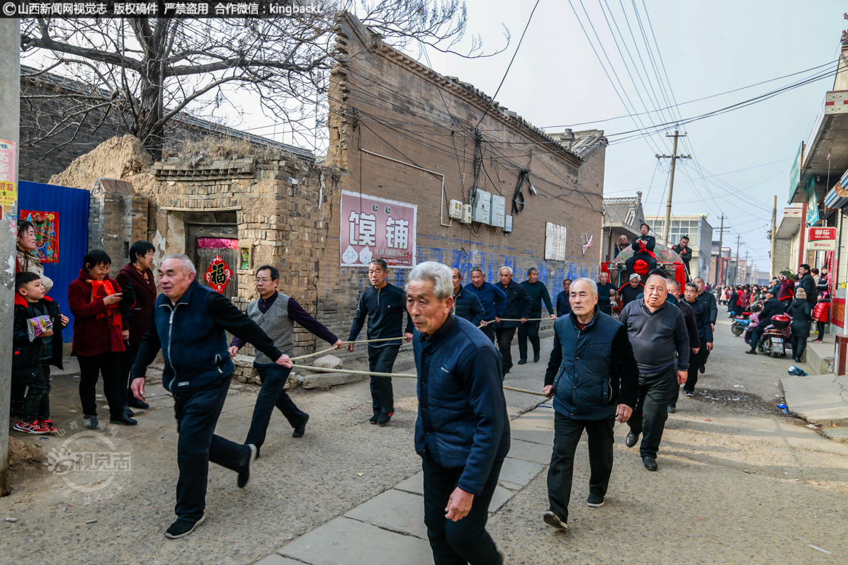      满头银发的八旬老叟也毫不逊色，聊发少年狂，组织起自己的鼓车队，回忆起自己当年雄姿英发跑鼓车时的飒爽之风，竟也毫不示弱的跑的起劲。