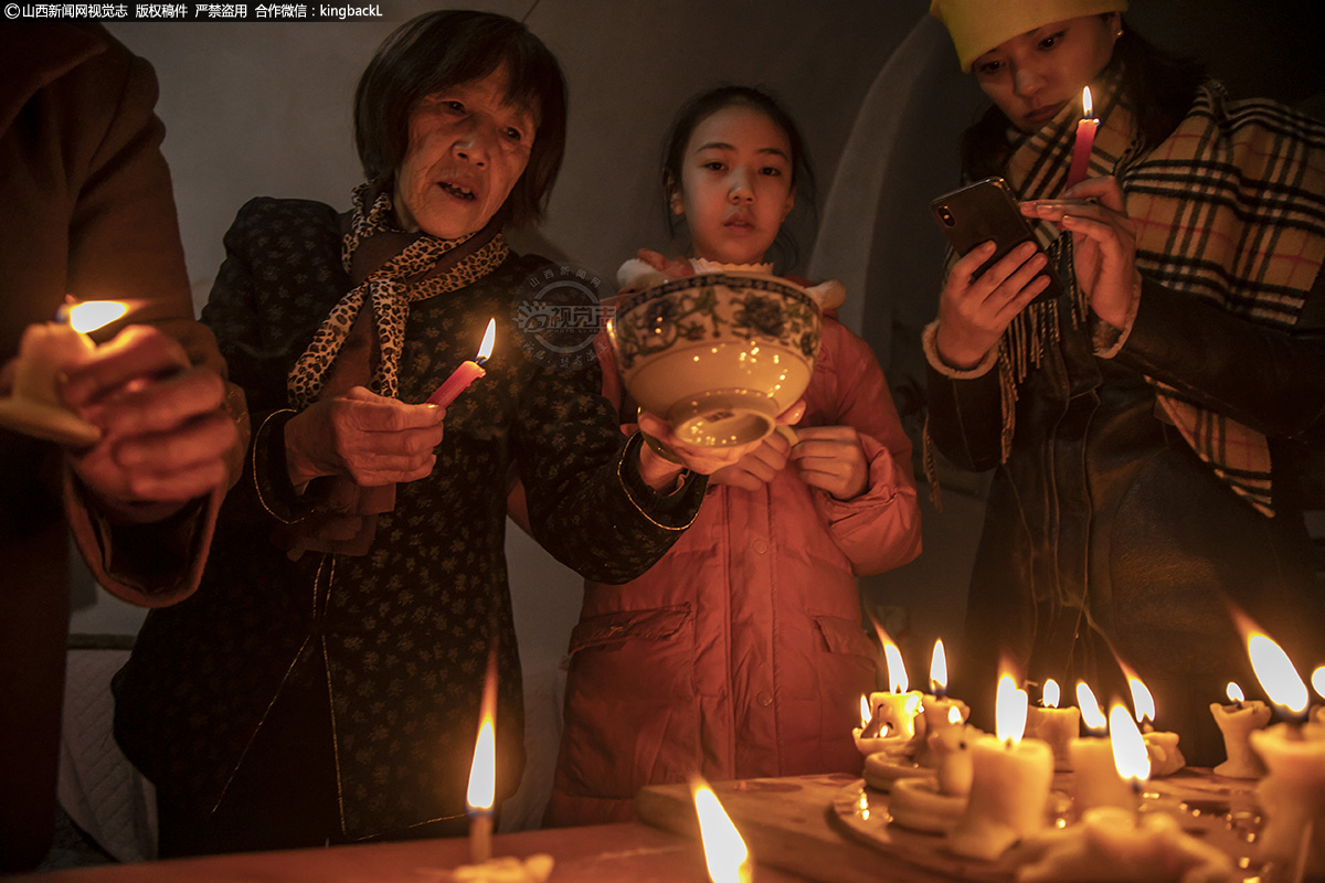      正月二十五，阳曲县西凌井泉水沟村迎来一年一度的传统节日，填仓节。所谓填仓，意思是填满谷仓，喜进厌出。据说这一天，囤里要添粮，缸里要添水，门口放些煤炭以镇宅，这一天全村人欢声笑语，准备着传统过节的应对用具。家家户户都要捏灯盏盏，点旺火，挂灯笼，一派节日气氛，当各种形状的灯盏点亮时，代表着老百姓祈福这一年太平幸福。（■山西新闻网特约摄影师：田兆云）