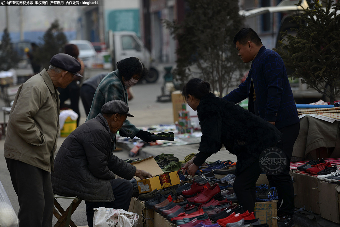      庙会集市为百姓们提供了丰富的物资。