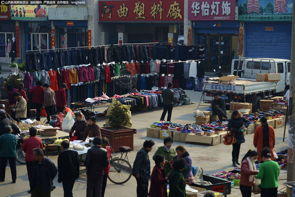      每年过年前后，按照惯例，山西各地农村各种庙会集市就会纷至沓来，在从前物资匮乏流通不便的年代，庙会集市解决了农村老百姓物质生活的刚性需求，唱戏游艺等民俗活动极大地丰富了乡亲们的精神生活。而山西一年四季会举行大大小小、不计其数的庙会集市，让人们在除年节之外的平常日子也过得有声有色、有滋有味。如今，城镇化人口流动带来的农村人口流失，使庙会集市没有先前那么热闹，但那份浓浓的乡情却久久不肯离去。（■山西新闻网特约摄影师：郝仁喜）