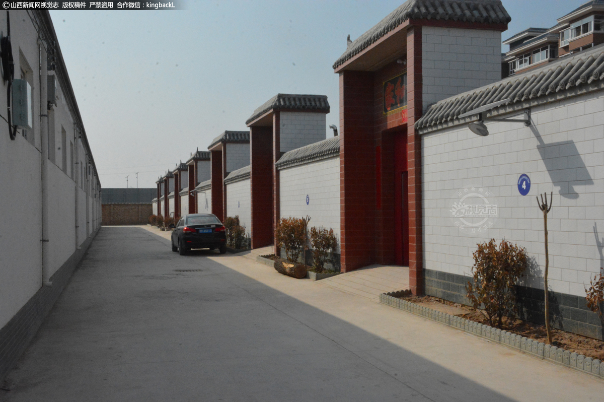      陌南镇新建的易地扶贫小区整齐划一，水泥路面干净整洁。