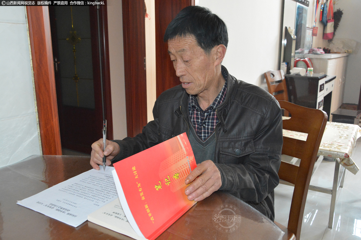      原陌南镇夭上村副村长武海森，他正在认真的写着“改革创新 奋发有为”大讨论相关内容。