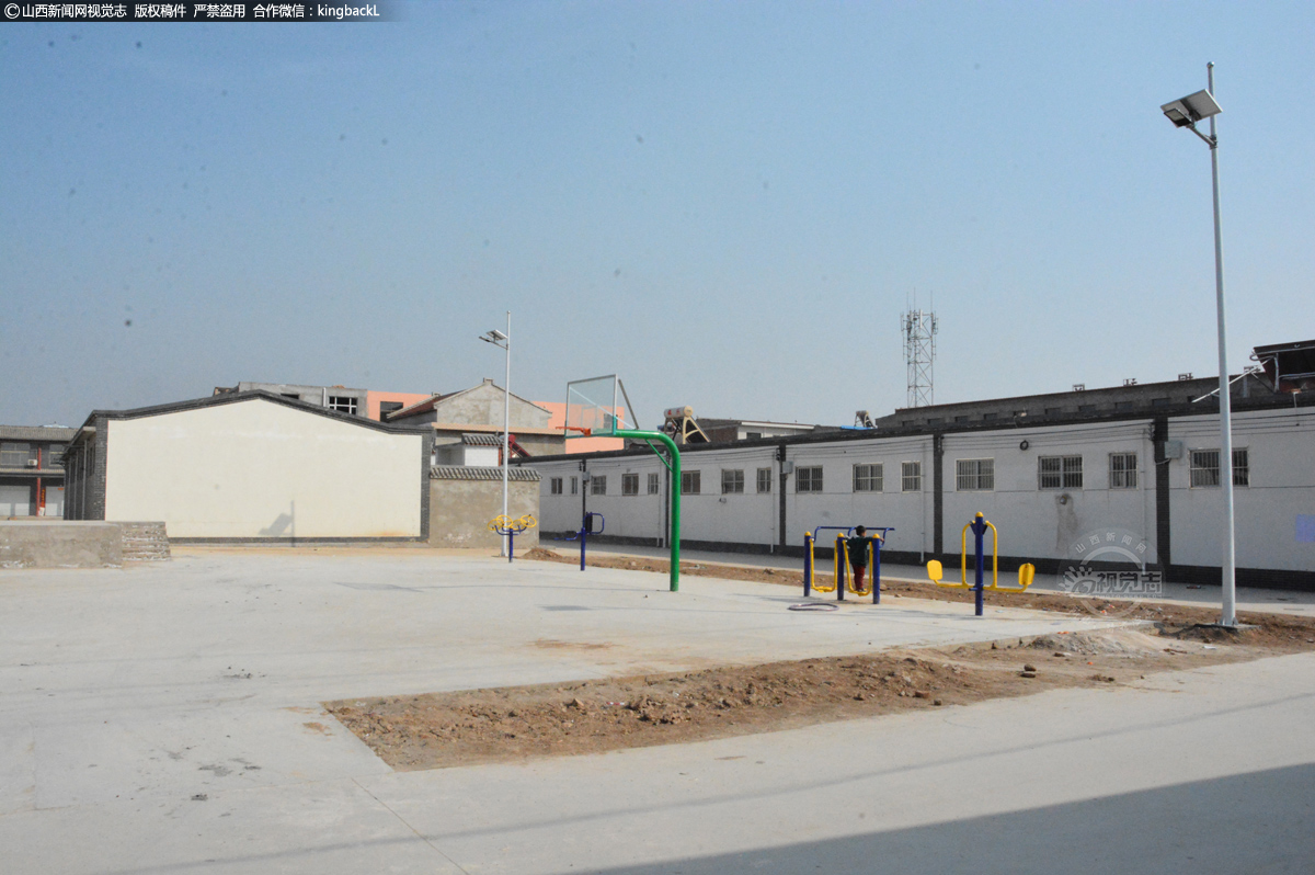     陌南镇新建的易地扶贫小区正在修建的健身广场。