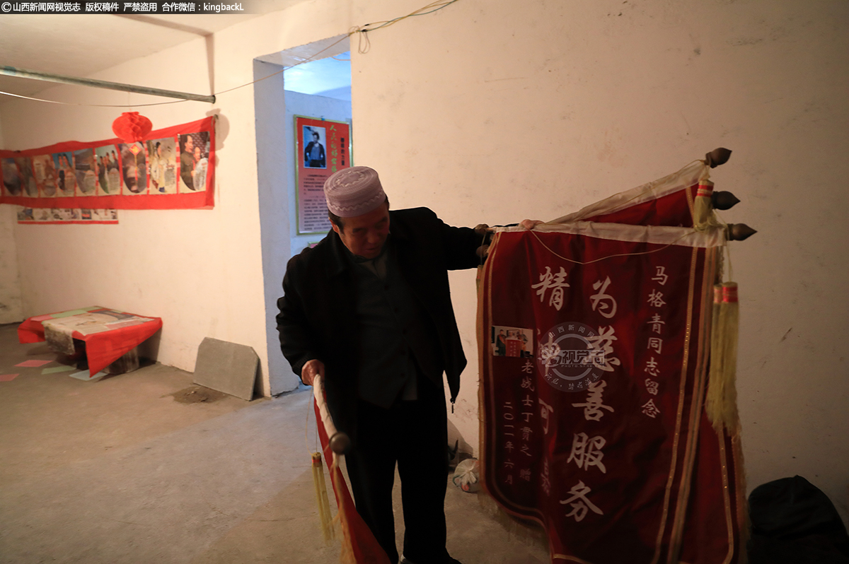 七旬回民“活雷锋”：不忘初心 扬正气20载春秋｜No.510     在地下室一角的箱子里，有许多长治百姓送给他的锦旗。他在得到广大市民赞誉、感动了上党百姓的同时，也有一些人不理解，甚至讥讽。但他都不屑一顾，在日记中他写到：“做善事是我一生的追求，帮助别人是一种快乐。”
