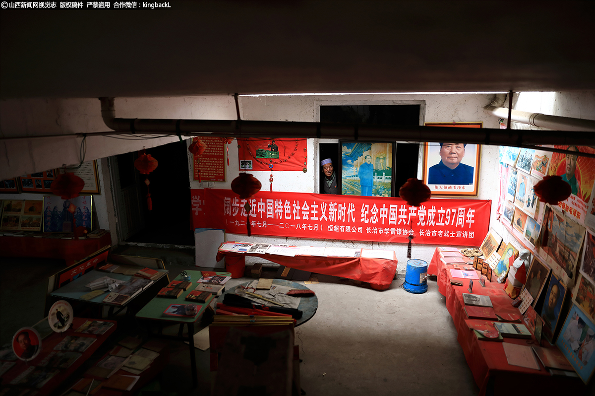 七旬回民“活雷锋”：不忘初心 扬正气20载春秋｜No.510     地下室的天井开口在院子里，光线透过玻璃照进来，红色特别鲜亮。马格青在仔细观察周围，担心是否会漏下雪水。