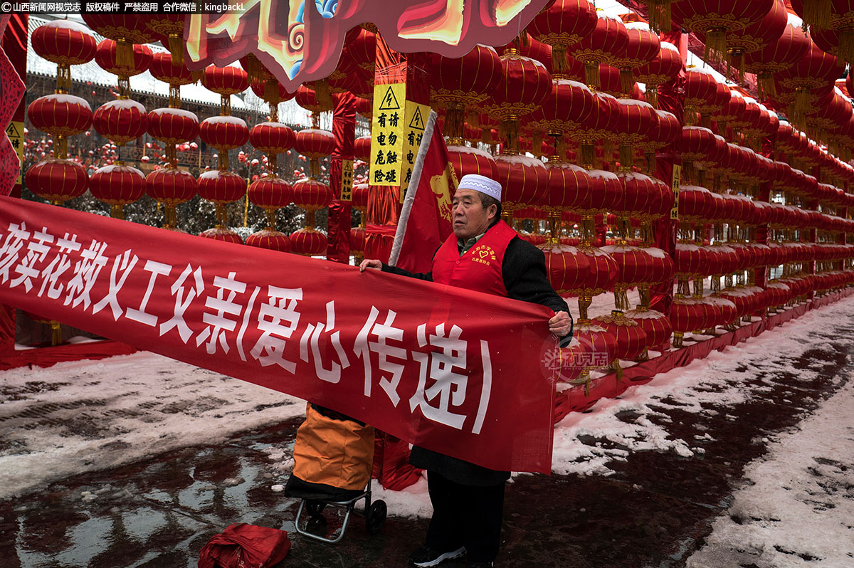 七旬回民“活雷锋”：不忘初心 扬正气20载春秋｜No.510     城隍庙广场，天寒地冻，他为一位白血病困难患者站台、助力、献爱心。