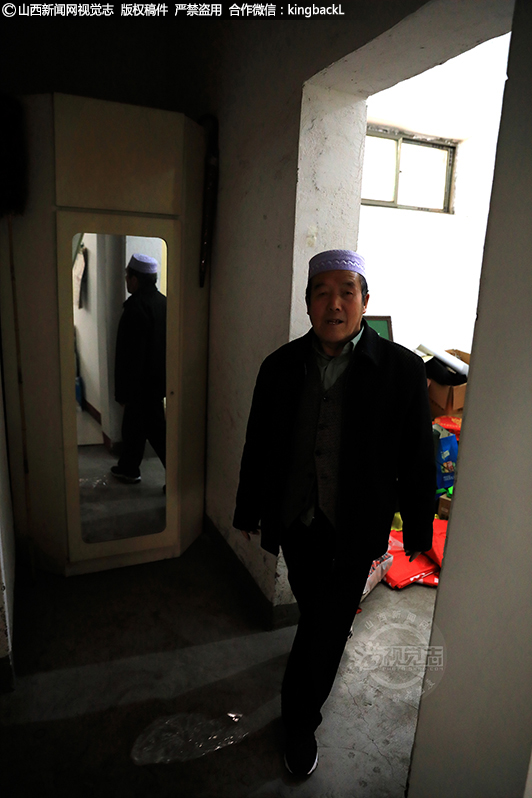 七旬回民“活雷锋”：不忘初心 扬正气20载春秋｜No.510     卧室的对面是储藏室，里面也全是一些宣传资料，家里基本都是他的爱国主义教育的物品。他非常感谢家人，特别是儿子的理解以及经济等方面的大力支持。