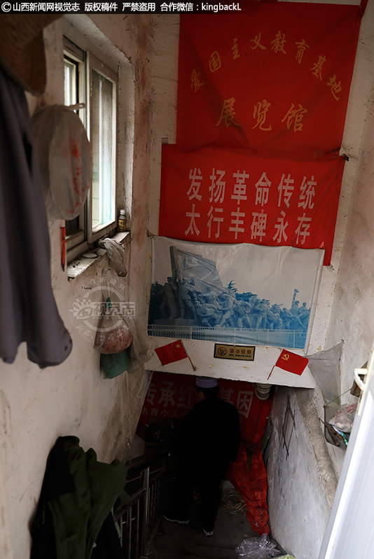 七旬回民“活雷锋”：不忘初心 扬正气20载春秋｜No.510     他家的地下室是爱国主义红色展览馆。入口在院中的东侧，走廊很窄，下去的台阶两边上下还挂了不少标志和物品。