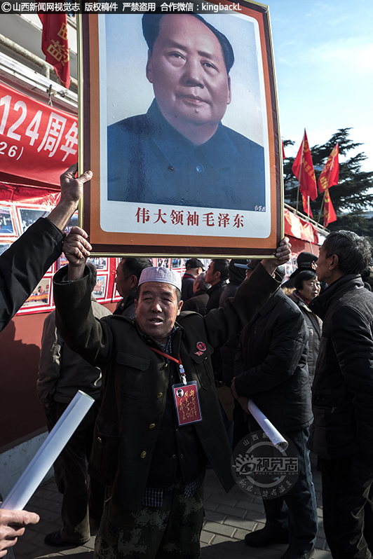 七旬回民“活雷锋”：不忘初心 扬正气20载春秋｜No.510     在毛主席诞辰124周年的集会上。重温毛主席给雷锋的题词和号召，他非常激动，举着毛主席画像久久的舍不得放下。