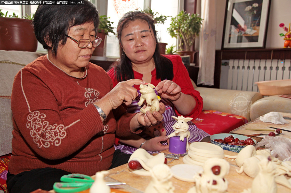      母亲孟玉珍既是技艺传授者，又是实际制作者，经常参与和指导女儿、女婿制作面塑。