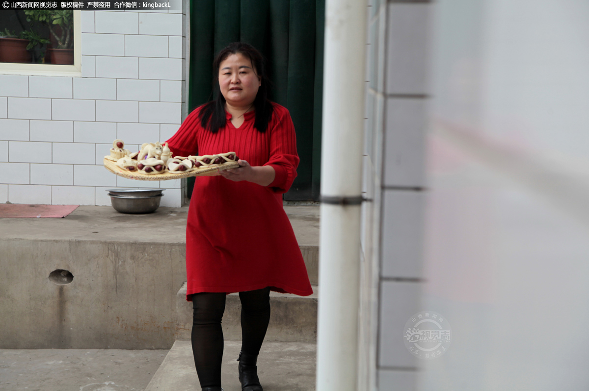      在当地，每当婚丧嫁娶、节日来临之际，家家户户都要捏花馍，并且世代相传，从而造就了一大批捏制花馍的能工巧匠。