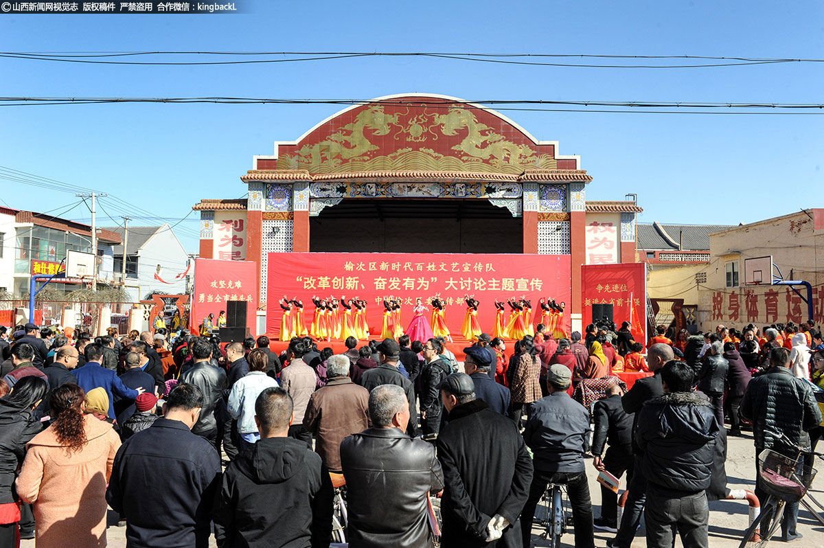       包括牛林鱼在内的许多文艺队员大多都不是专业演员，但在大场子里表演的他们一点不怯场，也乐在其中。虽然很辛苦，但他们认为，此行收获的远大于付出，以这样的方式宣传党和国家的新理念新政策，更为鲜活也更为有效，能够参与其中让他们感到很骄傲。