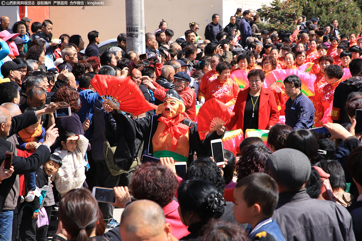      表演开始，整个社火由旗牌队，锣鼓队，秧歌队，扛庄，彩杆（晃杠），古银楼，上党八音会和车社火组成。最前面是威风锣鼓高奏凯歌，一台台彩杠仿佛一位位意气风发的将军得胜归来。