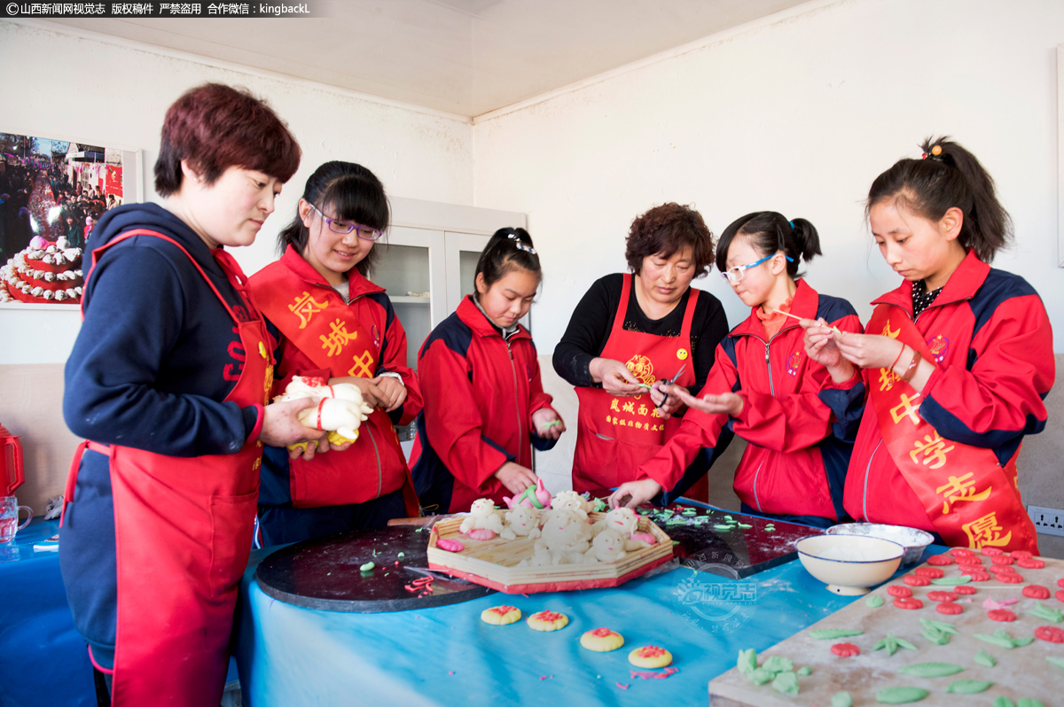      袁建华在精心指导岚城中学的孩子们制作花馍。