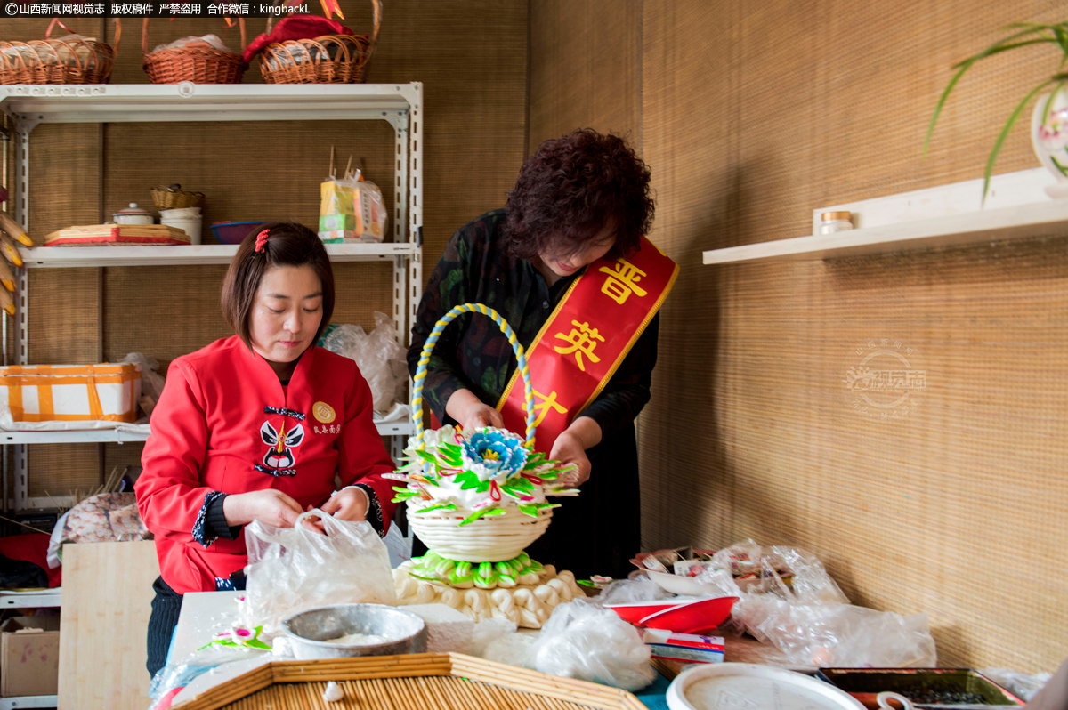      母女俩在精心制作面塑作品。
