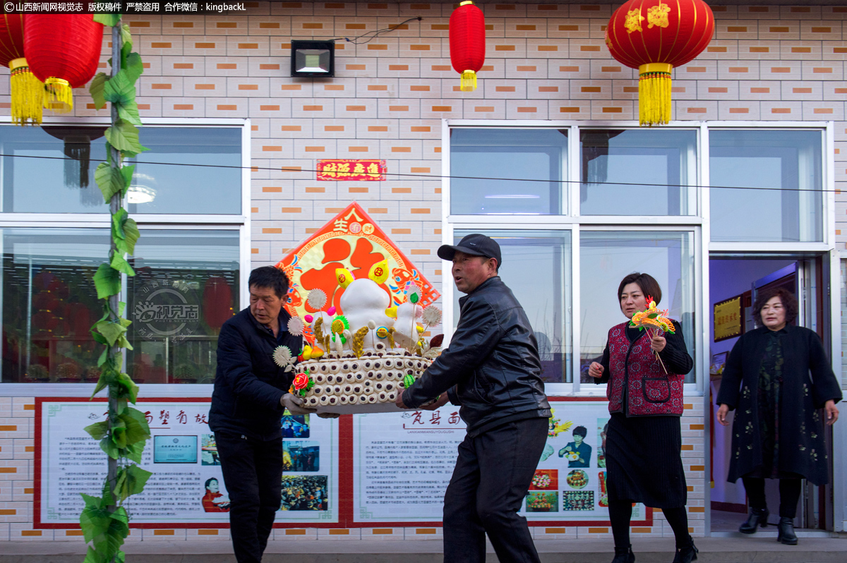      3月25日清晨七时左右，袁建华和女儿准备将精心制作的面塑作品运往2019“中国·岚县第十三届面塑文化艺术节展台上。