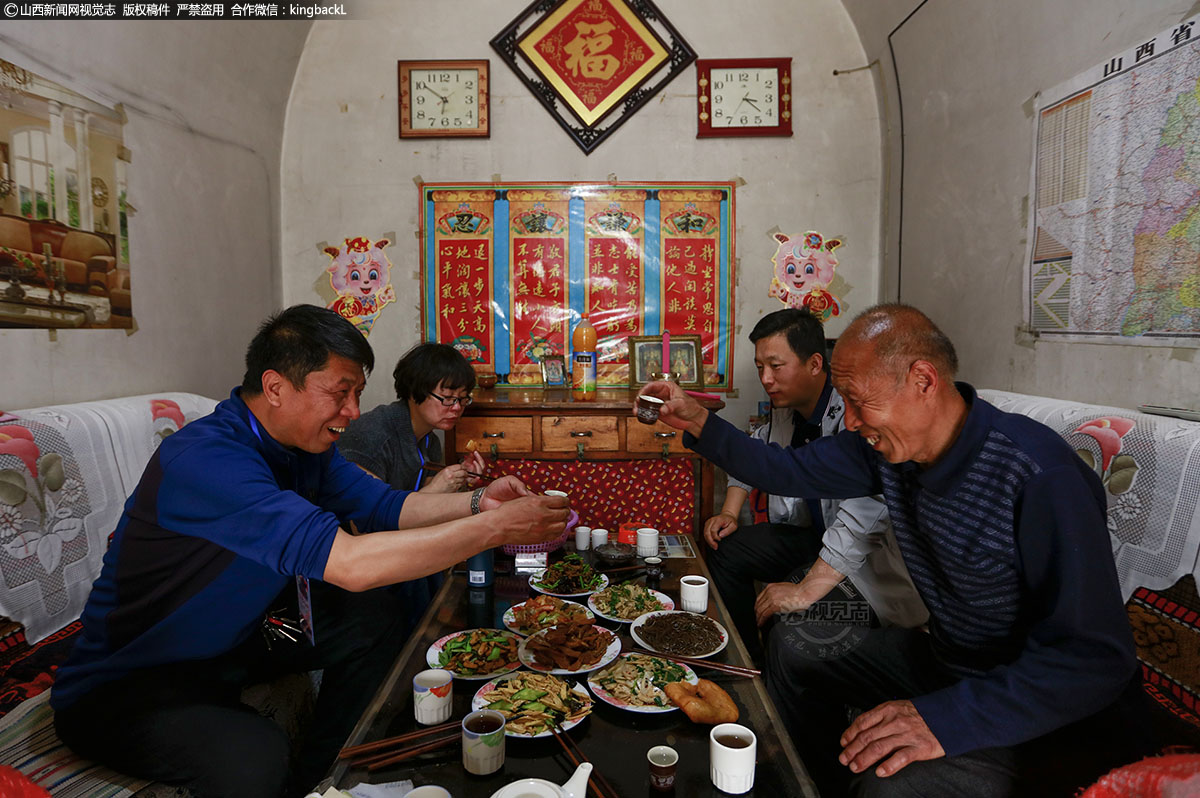     亲戚们被西乔庄村民，分散邀请到各家吃腰饭。