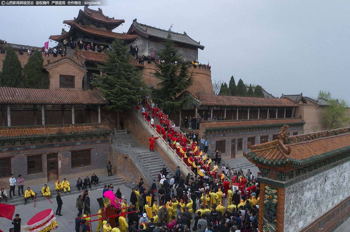      接姑姑队伍到达历山南门，与迎接队伍汇合，在通往娘娘庙的台阶上进行着威风锣鼓的表演。
