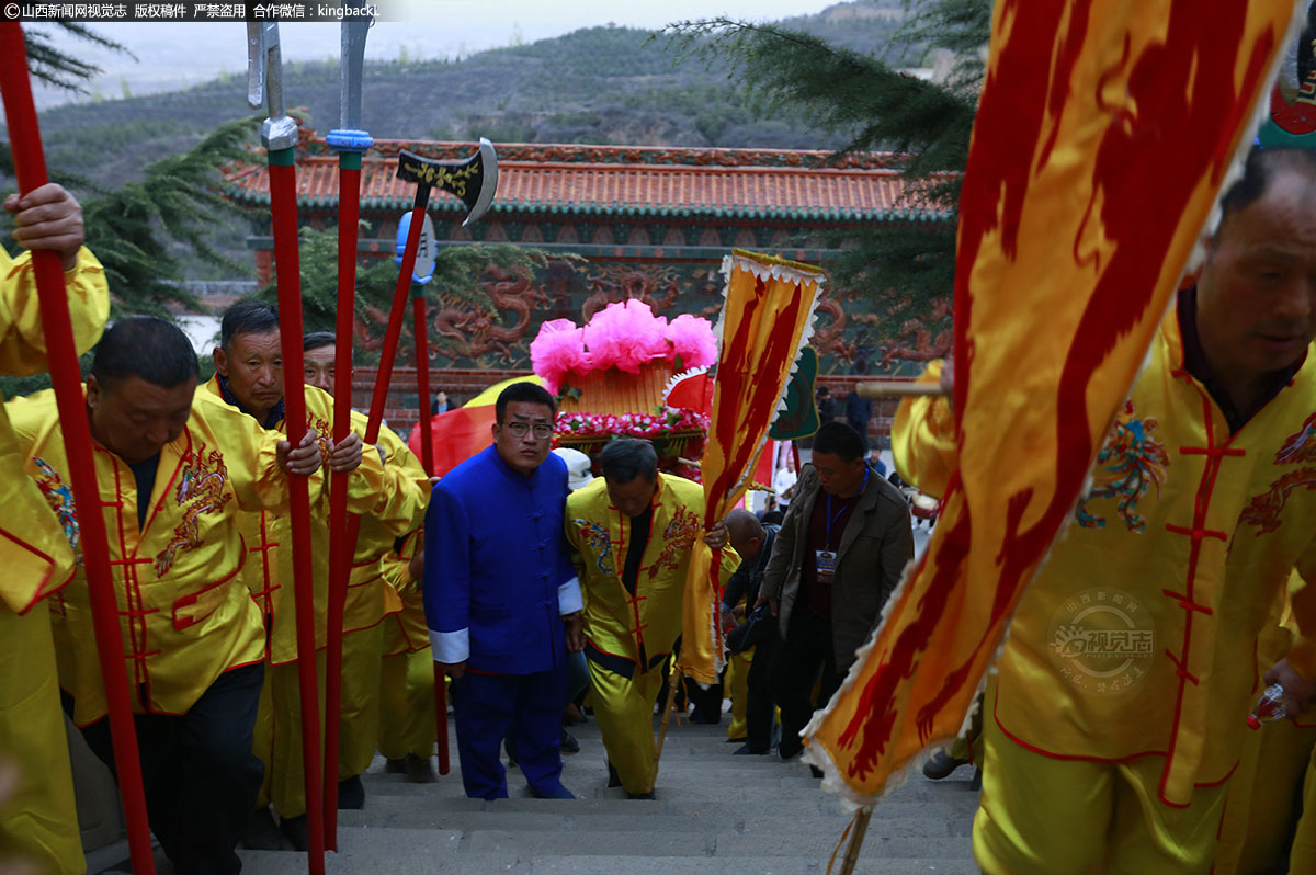      驾楼登上历山庙。