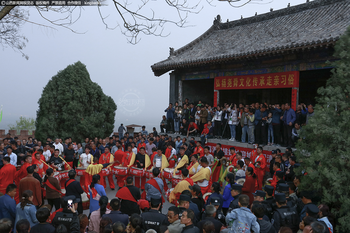      在舜王殿前，羊獬及历山锣鼓队进行着盛大的庆祝活动。