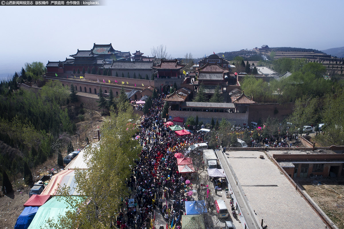      4月6日（农历三月初二），延续数千年的历山(三社六村)“三月三接姑姑迎娘娘”走亲民俗活动，在山西省洪洞县上演。一支上千人的迎亲队伍穿越当地20多个村庄，演绎着中华民族女嫁男娶、姻联亲情的民情风俗。据了解，这项走亲民俗传承近五千年，不仅是中华民族婚嫁形式的源头，也是中国民间风俗文化的鲜活标本，已于2008年被正式批准为国家级非物质文化遗产。（■山西新闻网特约摄影师：李鹏程）